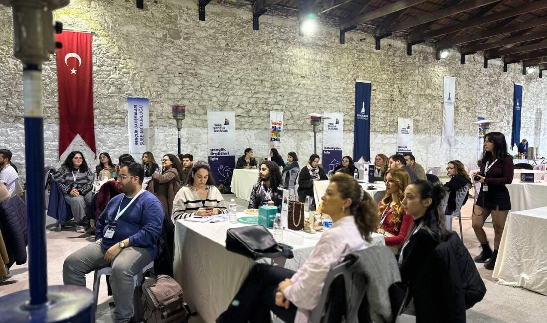 İzmir Büyükşehir Belediyesi, Yerel Gençlik Forumu düzenledi. Gençleri doğrudan yerel