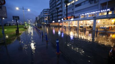 Deniz seviyesi 85 santimetreye yükseldi, Büyükşehir ekipleri sahada İzmir’de gün