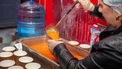 Karşıyaka Belediyesi’nin kış aylarının başından bu yana sürdürdüğü sıcak çorba