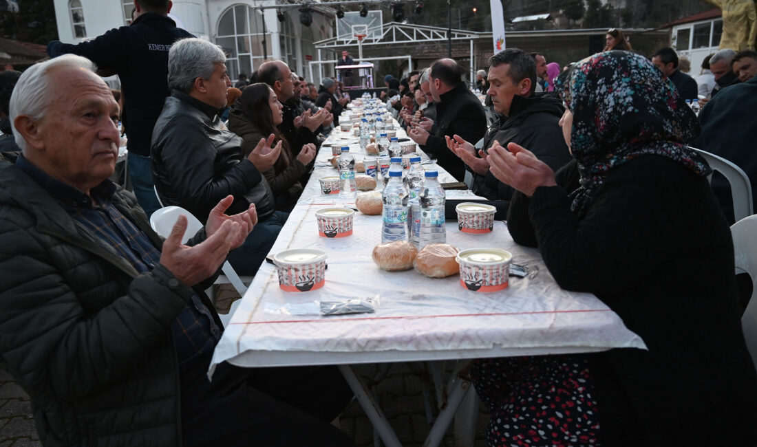 Kemer Belediyesi’nin iftar sofrası Beycik’te Kemer Belediye Başkanı Necati Topaloğlu ev sahipliğinde düzenlenen iftar programları,