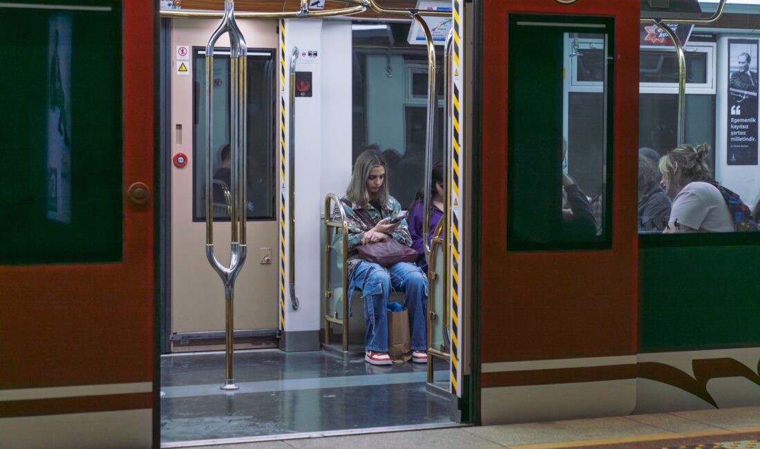 İzmir Metrosu’nun Fahrettin Altay İstasyonu’nda yürütülen makas değişim çalışmaları tamamlandı.