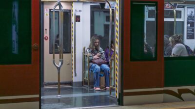 İzmir Metrosu’nun Fahrettin Altay İstasyonu’nda yürütülen makas değişim çalışmaları tamamlandı.