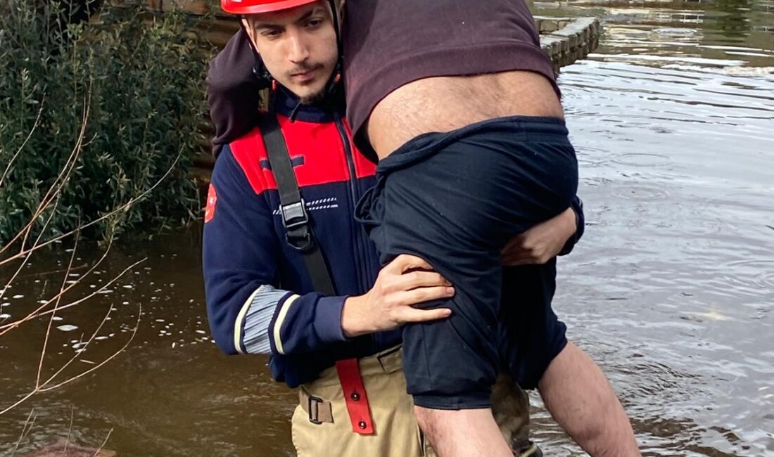 İzmir’de etkili olan şiddetli yağış