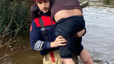 İzmir’de etkili olan şiddetli yağış sırasında boş arazideki barakaya sığınan