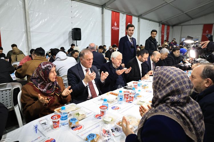 İBB Başkanvekili Nuri Aslan, Ramazan ayının ikinci iftarında Eminönü Meydanı’nda