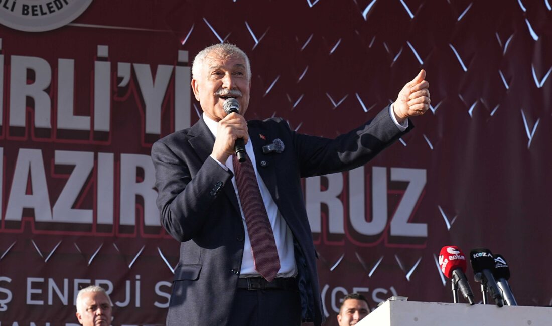 Zeydan Karalar: “Çok zor şartlarda çok önemli işler yaptık.” Zeydan Karalar, Kadirli Belediyesi’nin toplu hizmet açılışına katıldı