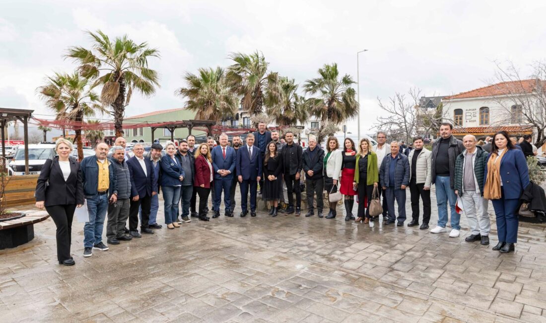 Urla’da muhtarlarla bir araya gelerek talep ve önerilerini dinleyen İzmir