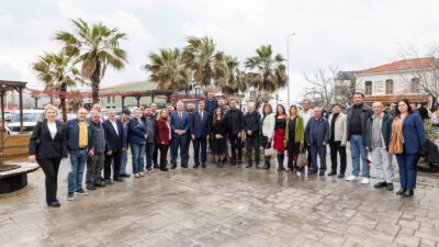 Urla’da muhtarlarla bir araya gelerek talep ve önerilerini dinleyen İzmir