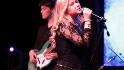 Liseli Öğrencilerden Muhteşem Sahne Performansı Osmangazi Belediyesi tarafından geleneksel hale