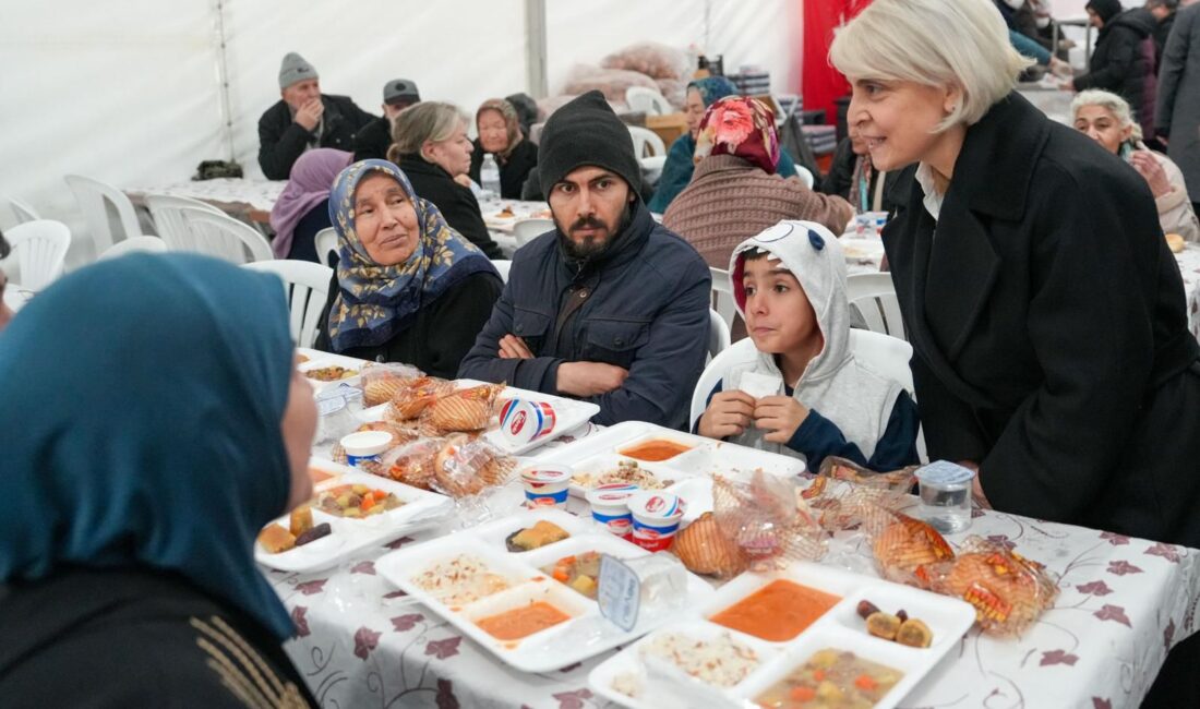 Ramazan ayının manevi atmosferi, Etimesgut’ta kurulan iftar çadırlarında aynı sofrada