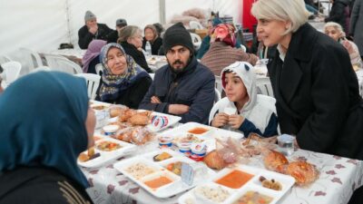 Ramazan ayının manevi atmosferi, Etimesgut’ta kurulan iftar çadırlarında aynı sofrada