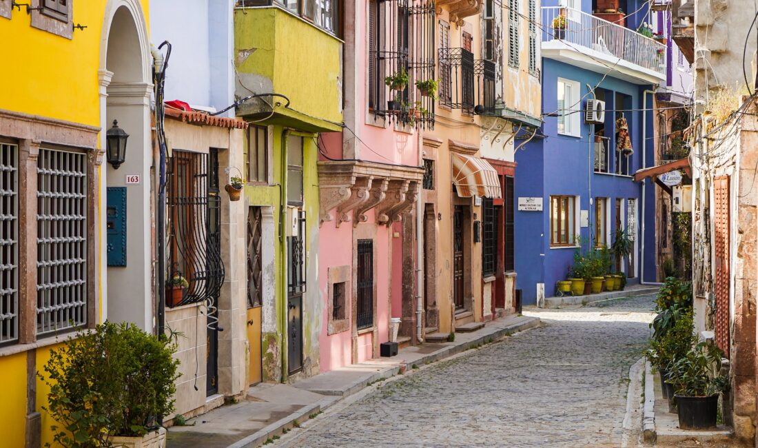 Ayvalık’ın sokaklarındaki evlere şöyle göz