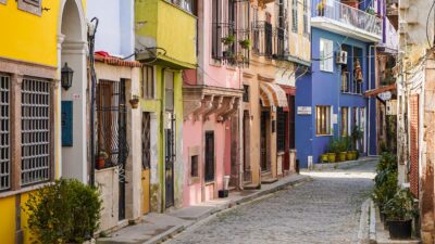 Ayvalık’ın sokaklarındaki evlere şöyle göz gezdiriyorum; evler de insanlar gibi