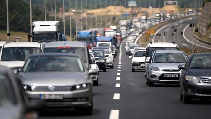 İzmir’de trafiğe kayıtlı araç sayısı Ocak ayı sonu itibarıyla 2 milyon 106 bin 883 oldu Türkiye İstatistik Kurumu (TÜİK) verilerine göre, 2026 Ocak ayı sonu