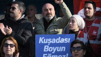 Kuşadası’nda kurulan Adalet ve Dayanışma Çadırı’nda, Kuşadası Belediye Başkanı Ömer