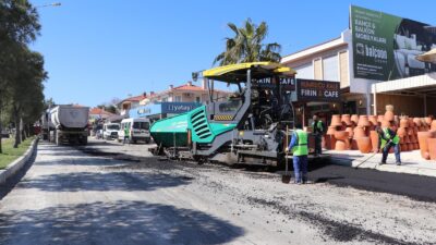 İzmir Büyükşehir Belediyesi, yaz sezonu öncesi Çeşme’nin yollarında yenileme çalışmalarına