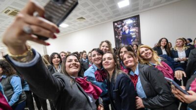 İzmir Büyükşehir Belediye Başkanı Dr. Cemil Tugay’ın eşi Öznur Tugay,