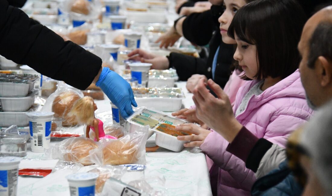 Halk Sofraları Dört Mahalleye Daha Misafir Oldu Süleymanpaşa Belediyesi tarafından Ramazan ayının manevi atmosferini yaşatmak amacıyla düzenlenen