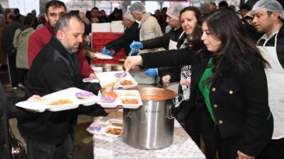 Ramazan’ın Bereketi 1050 Konutlar’da Paylaşıldı Osmangazi Belediyesi’nin 1050 Konutlar Mahallesi’nde