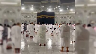 Ramazan ayının son gününde Kabe’nin bulunduğu Mescid-i Haram'da, yağmur altında