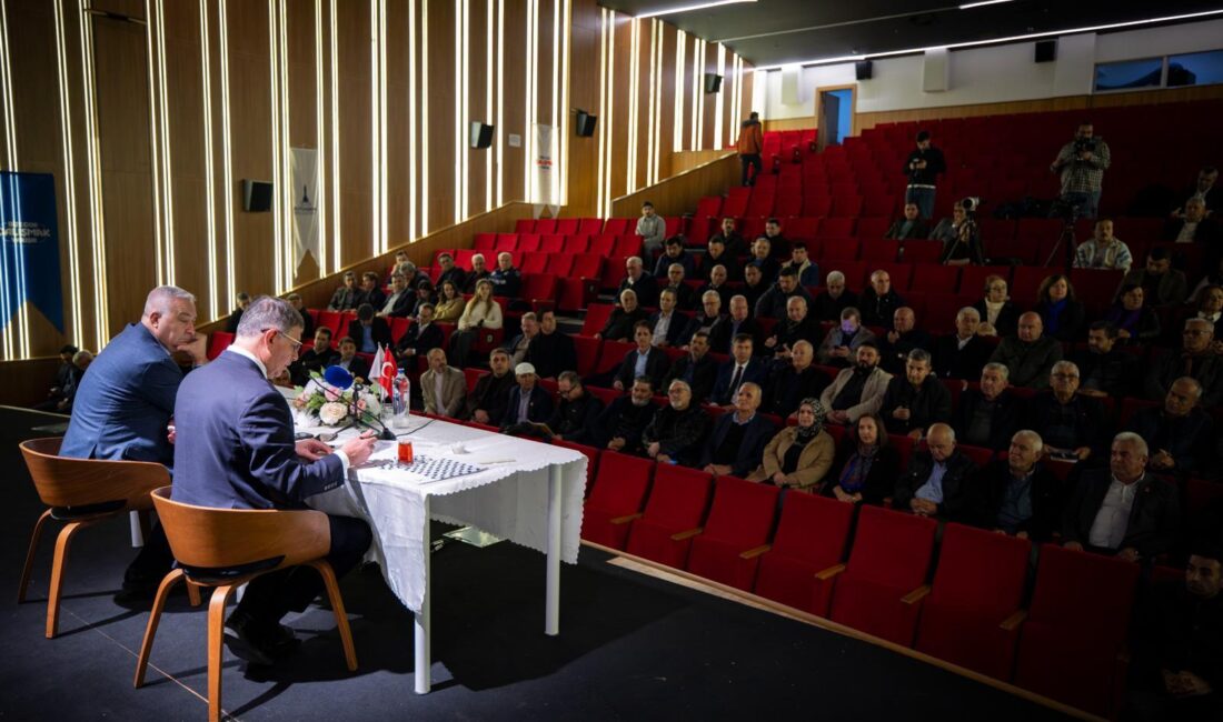 İzmir Büyükşehir Belediyesi, kent genelinde hizmet veren 1296 muhtar ile