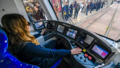 İzmir Metro AŞ’de tramvay sürücüsü olarak görev yapan 23 yaşındaki