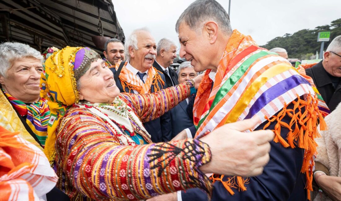 Başkan Tugay, Yörük ve Türkmenlerle çifte bayram coşkusunu paylaştı İzmir Büyükşehir Belediye Başkanı Dr. Cemil Tugay ve eşi Öznur