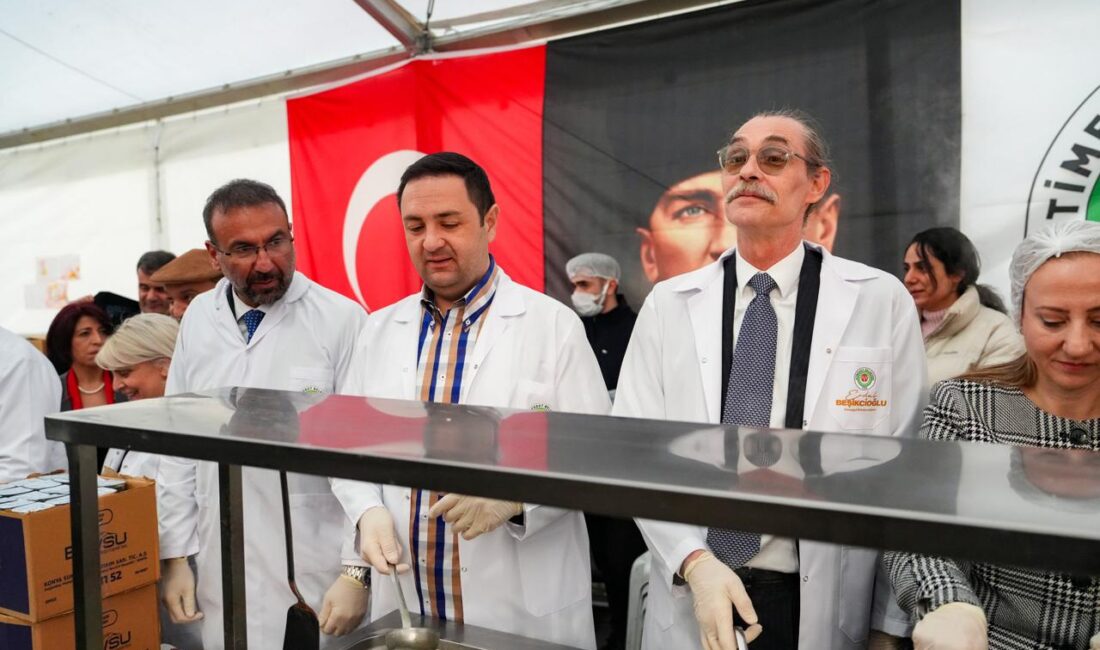 BAŞKAN BEŞİKCİOĞLU, TÜRK BEYLERİ KENT MEYDANI’NDA İFTAR ÇADIRINDA VATANDAŞLARLA BULUŞTU Etimesgut Belediyesi, Ramazan ayı boyunca ilçede kurduğu iftar çadırlarıyla vatandaşları