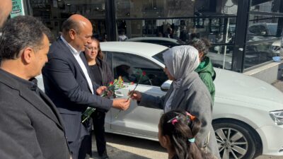 Kadınların günü karanfillerle kutlandı   CHP Gaziantep İl Örgütü‘ nün,