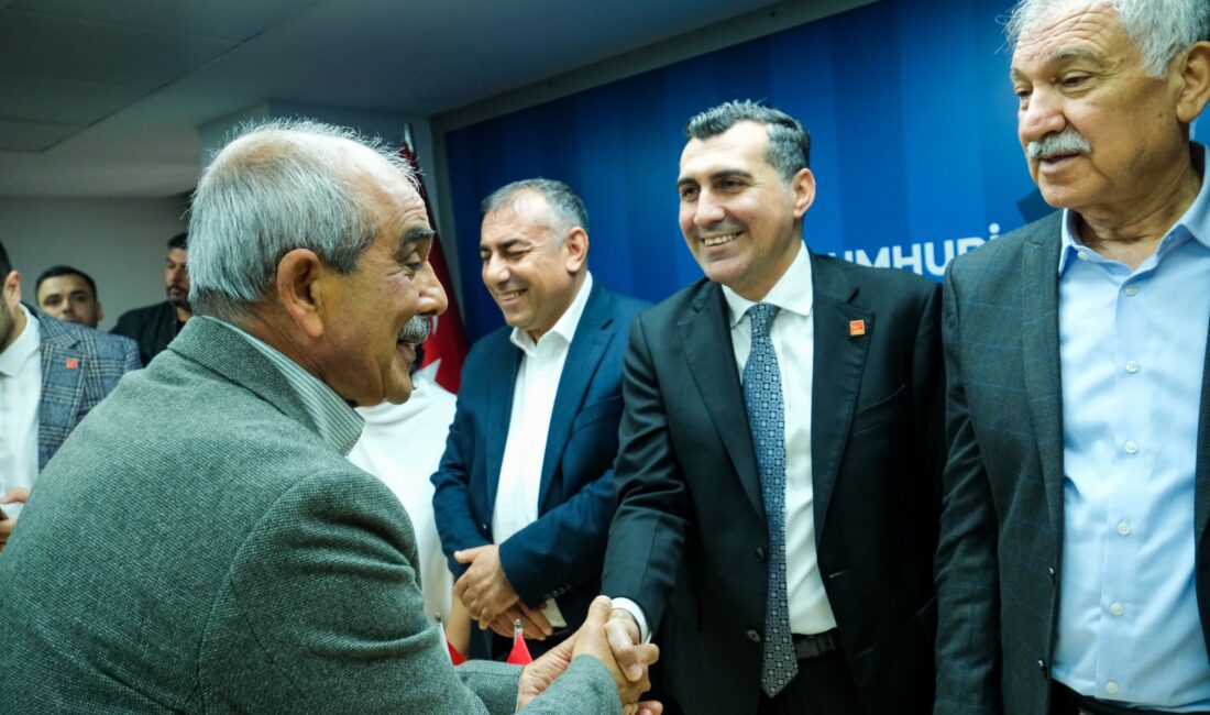 CHP’liler Hava Muhalefetine Rağmen Bayramlaşma Törenine Akın Etti Cumhuriyet Halk Partisi (CHP) Adana İl Başkanlığı tarafından Ramazan Bayramı