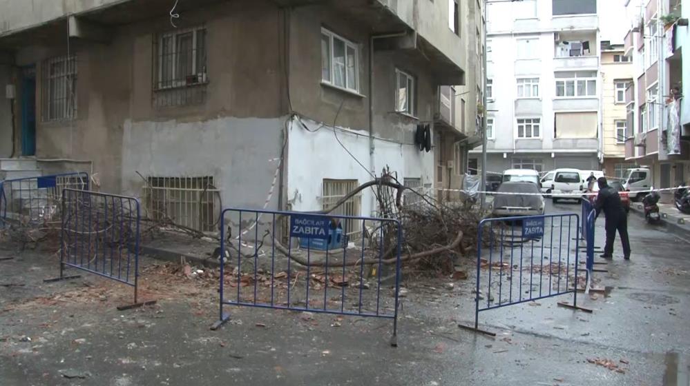 İstanbul Bağcılar’da bir binanın çatı katında meydana gelen kısmi çökme