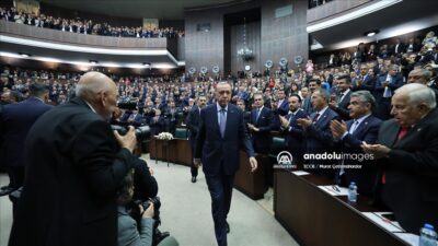 Cumhurbaşkanı Erdoğan, “Emeklilerimizin bayram ikramiyelerini bayram öncesi hesaplara yatıyoruz. Bu