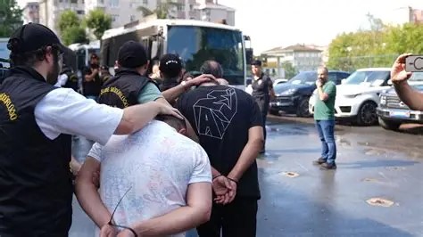 İçişleri Bakanlığı koordinesinde 8 ilde düzenlenen dolandırıcılık operasyonlarında 58 şüpheli