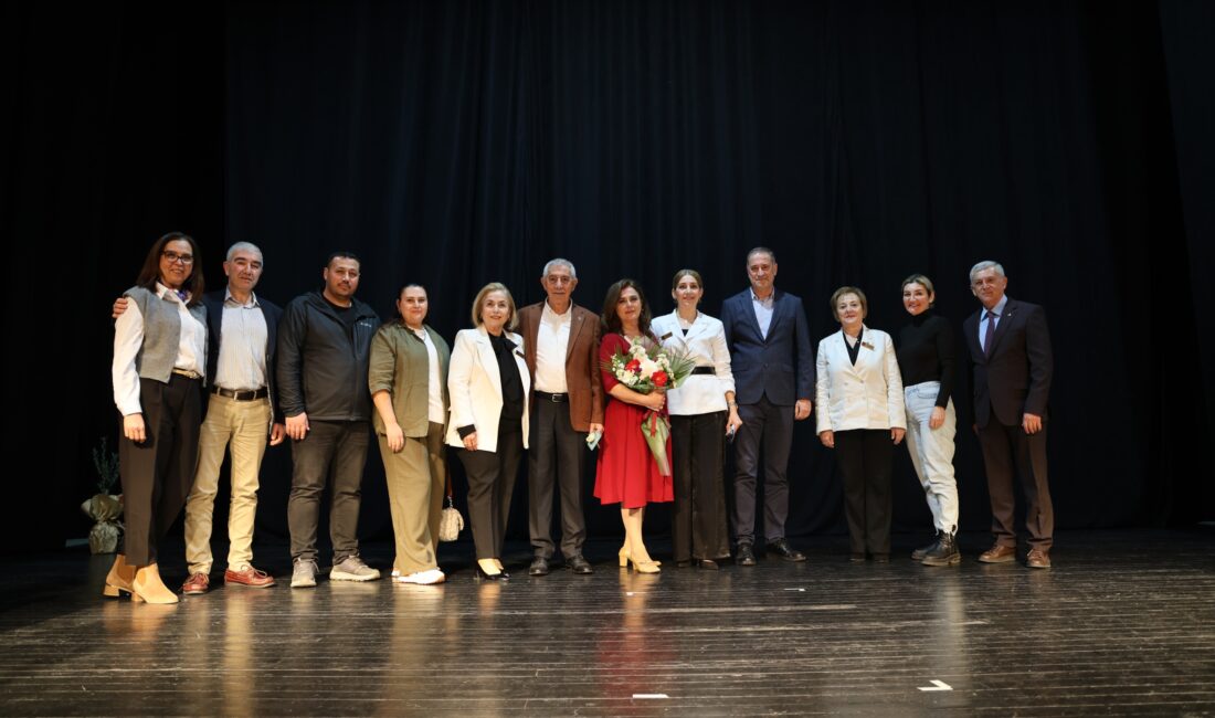 Kadınlar gününde Salihlili kadın girişimcilere ödül Ünlü tiyatro oyuncusu Nazan Kesal’ın sunduğu “Yaralarım Aşktandır” gösterisinin de