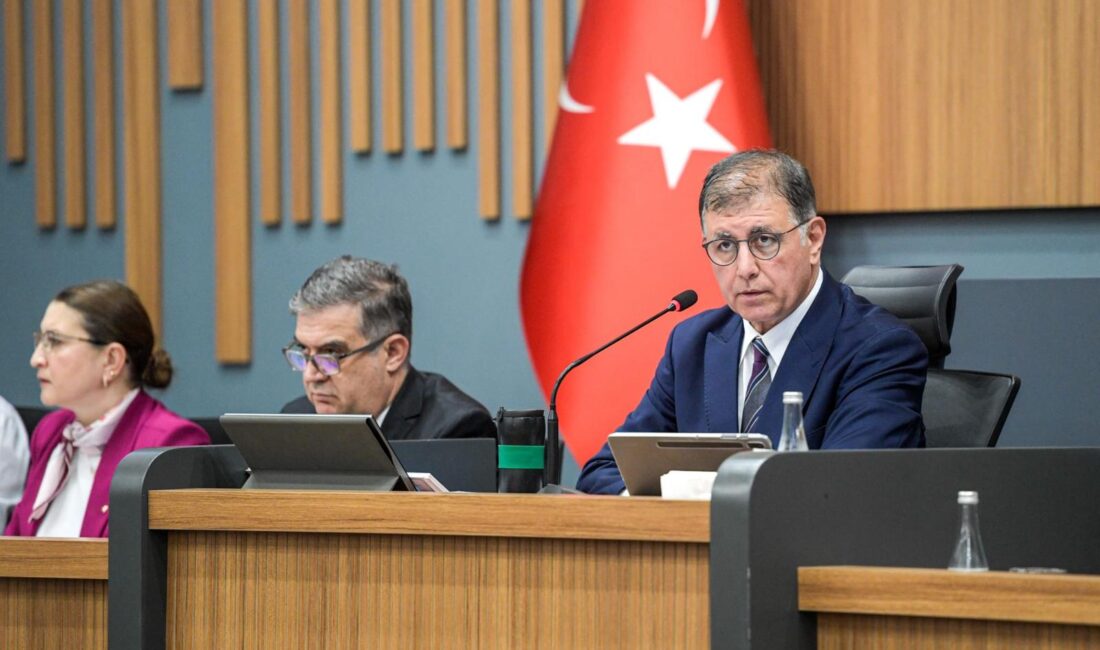 İzmir Büyükşehir Belediye Başkanı Dr. Cemil Tugay, kent genelinde hızla