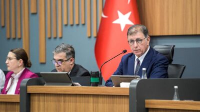 İzmir Büyükşehir Belediye Başkanı Dr. Cemil Tugay, kent genelinde hızla