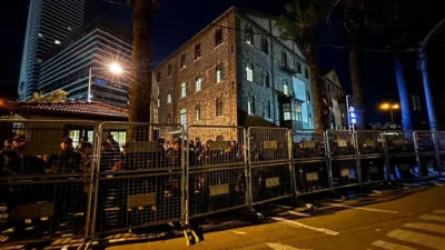 İzmir’de Meslek Fabrikası krizi yeniden alevlendi. Tahliye süresinin dolmasıyla birlikte