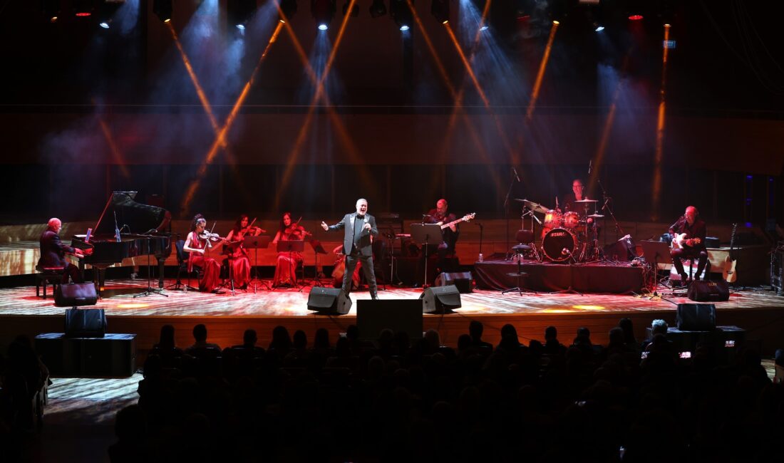 Ahmed Adnan Saygun Sanat Merkezi sahnesinde izleyiciyle buluşan ünlü tenor