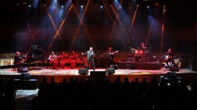 Ahmed Adnan Saygun Sanat Merkezi sahnesinde izleyiciyle buluşan ünlü tenor