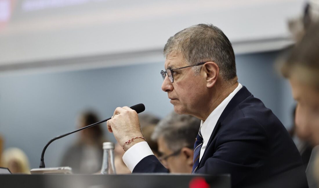 İzmir Büyükşehir Belediye Meclisi’nde konuşan Başkan Dr. Cemil Tugay, çamur