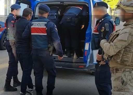 İzmir’in Torbalı ilçesinde, bir lisede mesajlaşma uygulaması üzerinden saldırı hazırlığı