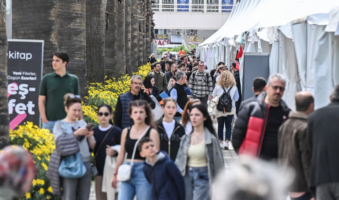 Kültürpark’ta düzenlenen İZKİTAP – 7. İzmir Kitap Fuarı, ikinci gününde