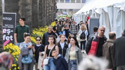 Kültürpark’ta düzenlenen İZKİTAP – 7. İzmir Kitap Fuarı, ikinci gününde