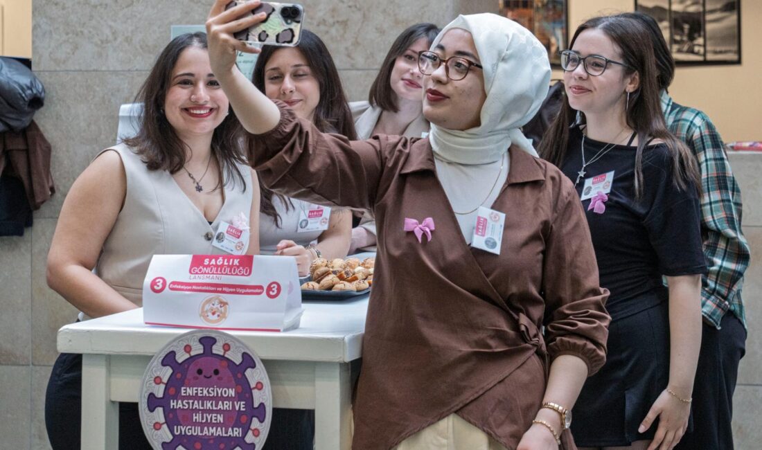 İzmir Büyükşehir Belediyesi'nin başlattığı "Sağlık Gönüllülüğü Projesi" kapsamında 98 genç