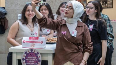 İzmir Büyükşehir Belediyesi'nin başlattığı "Sağlık Gönüllülüğü Projesi" kapsamında 98 genç