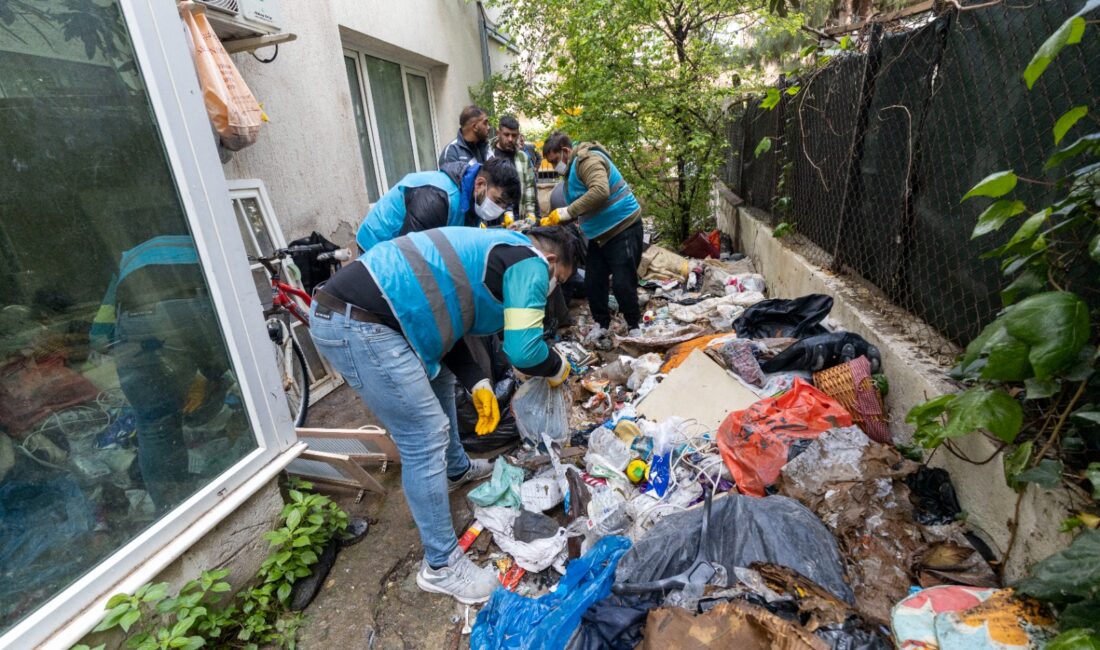 İzmir’in Karşıyaka ilçesinde vatandaş ihbarı üzerine bir çöp eve müdahale