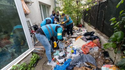 İzmir’in Karşıyaka ilçesinde vatandaş ihbarı üzerine bir çöp eve müdahale