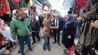 Konak Belediye Başkanı Nilüfer Çınarlı Mutlu, Kemeraltı Çarşısı’nda gerçekleştirdiği ziyaretlerde