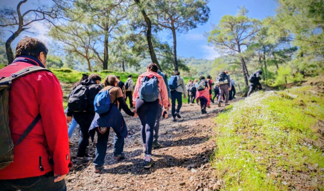 İzmir Büyükşehir Belediyesi tarafından düzenlenen Efes Mimas Yolu bahar yürüyüşünde
