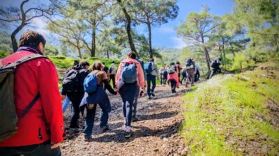 İzmir Büyükşehir Belediyesi tarafından düzenlenen Efes Mimas Yolu bahar yürüyüşünde